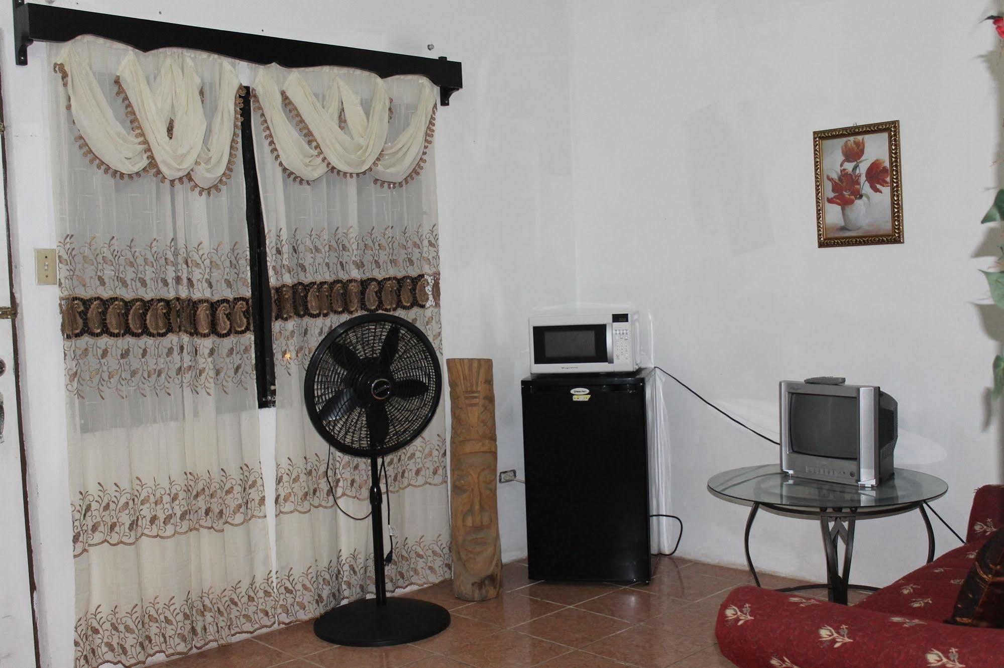Bachelor Inn Hotel Belize City Luaran gambar