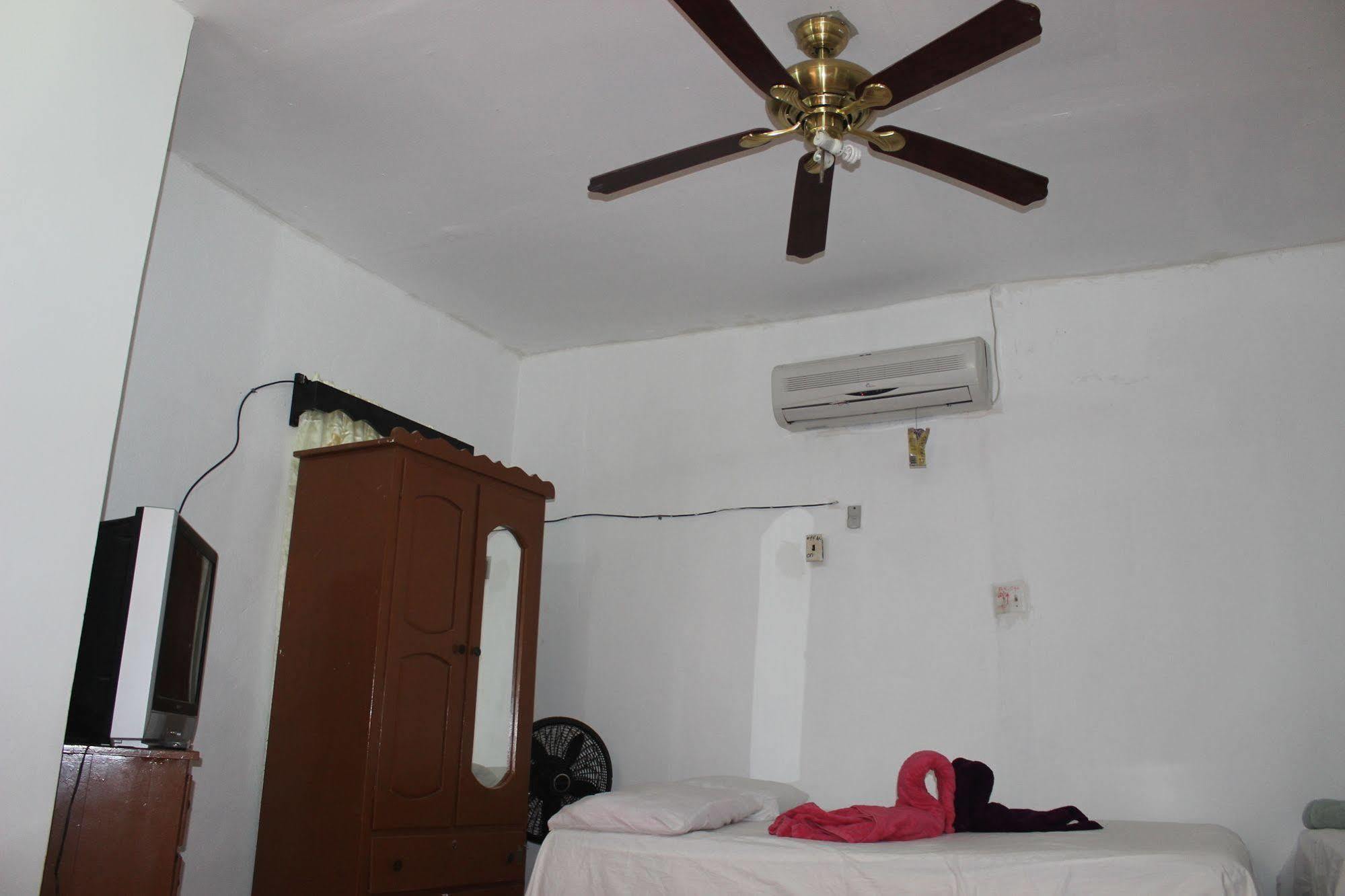 Bachelor Inn Hotel Belize City Luaran gambar