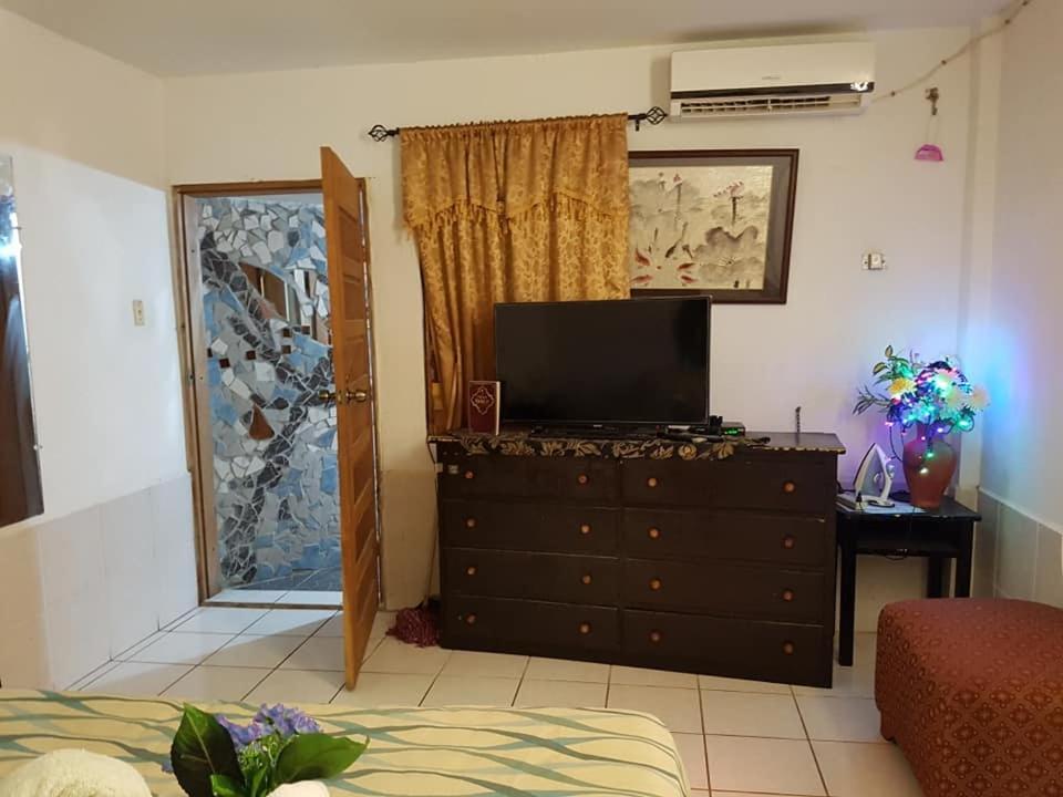Bachelor Inn Hotel Belize City Luaran gambar